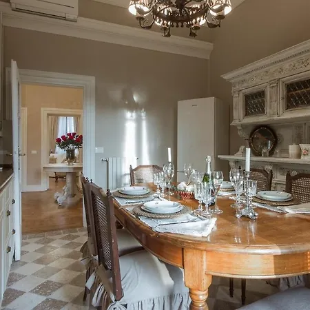 Leopoldo Luxurious Near The Center Apartment