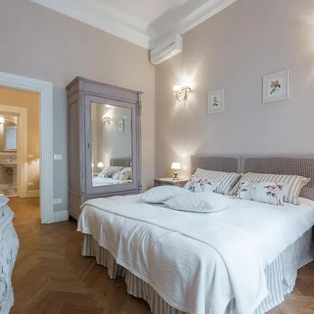 Leopoldo Luxurious Near The Center Apartment