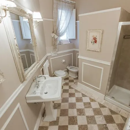 Leopoldo Luxurious - Daily Refresh Available Firenze